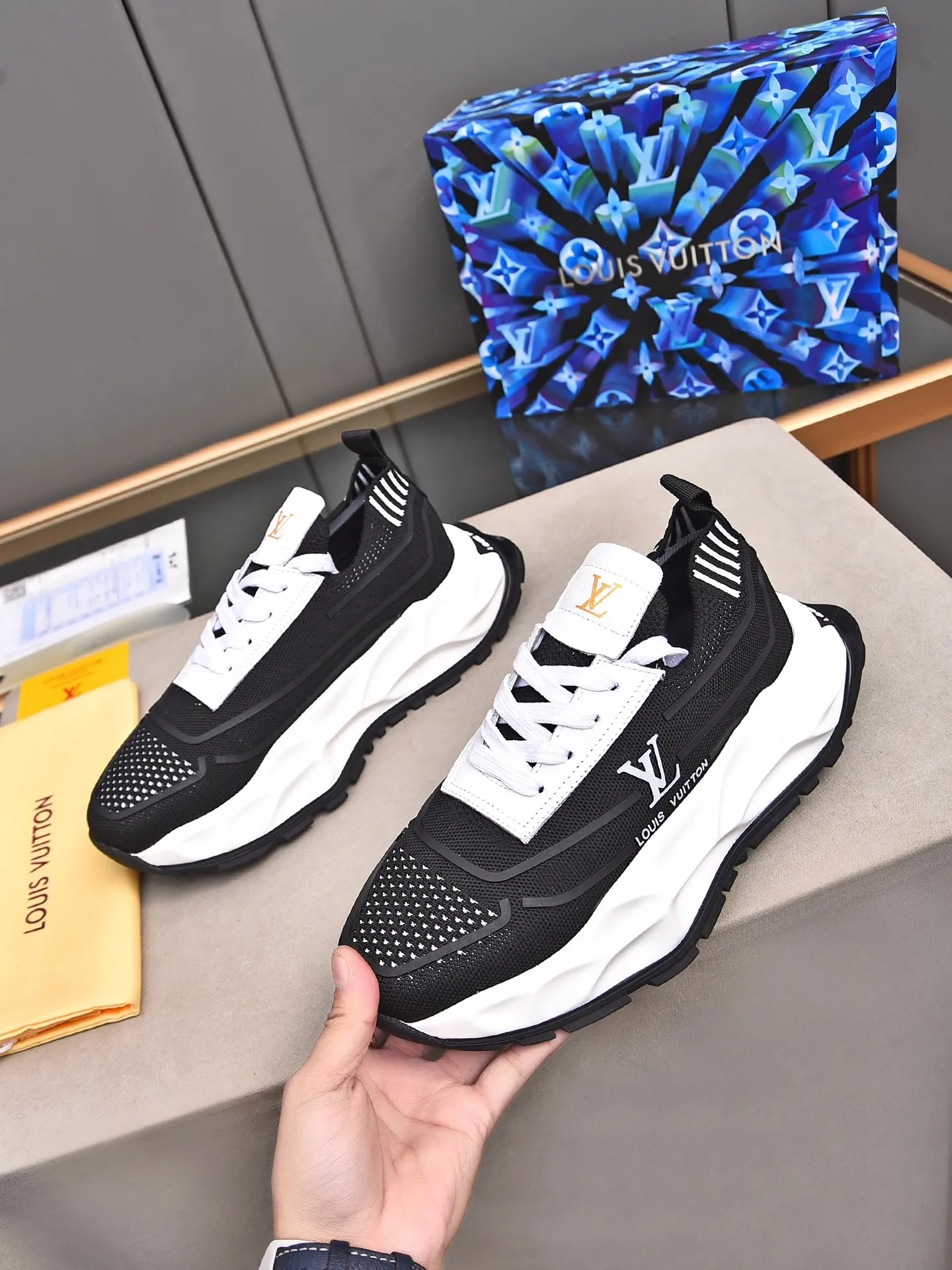 Men's shoes 💰500 LV high-end hot model 👍 Counter 1 design. The face is made of high-elastic fly knit + cowhide + imported glue! TPU outsole is easy to put on, light, comfortable and elastic, trendy and fashionable! ! ! 💪Multiple colors to choose from! Code number: 38-44 (45 46 customized)